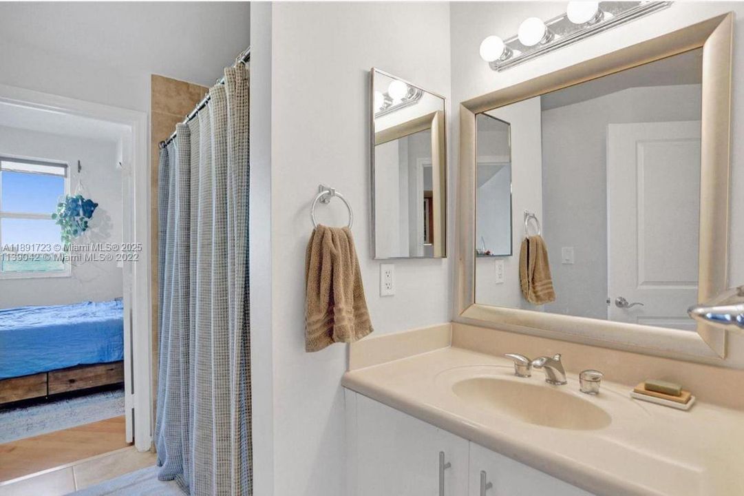 Active With Contract: $3,550 (2 beds, 2 baths, 1223 Square Feet)