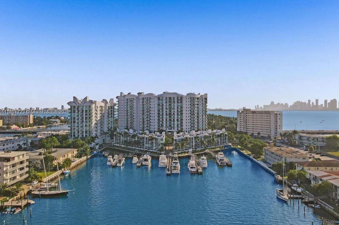 Active With Contract: $3,550 (2 beds, 2 baths, 1223 Square Feet)