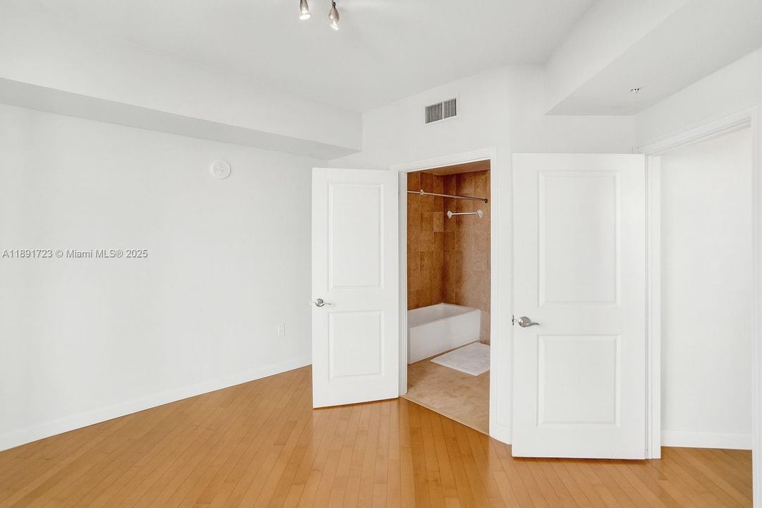 Active With Contract: $3,550 (2 beds, 2 baths, 1223 Square Feet)