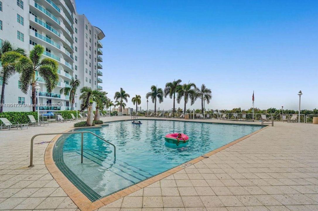 Active With Contract: $3,550 (2 beds, 2 baths, 1223 Square Feet)