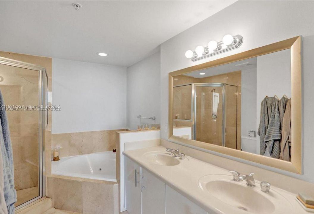 Active With Contract: $3,550 (2 beds, 2 baths, 1223 Square Feet)