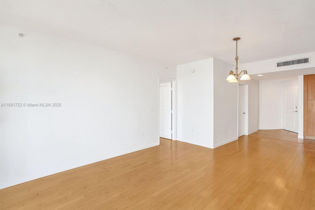 Active With Contract: $3,550 (2 beds, 2 baths, 1223 Square Feet)