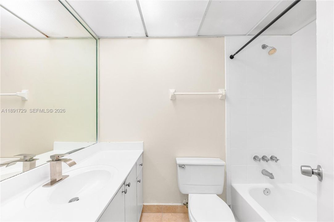 合同活跃: $210,000 (1 贝兹, 1 浴室, 801 平方英尺)