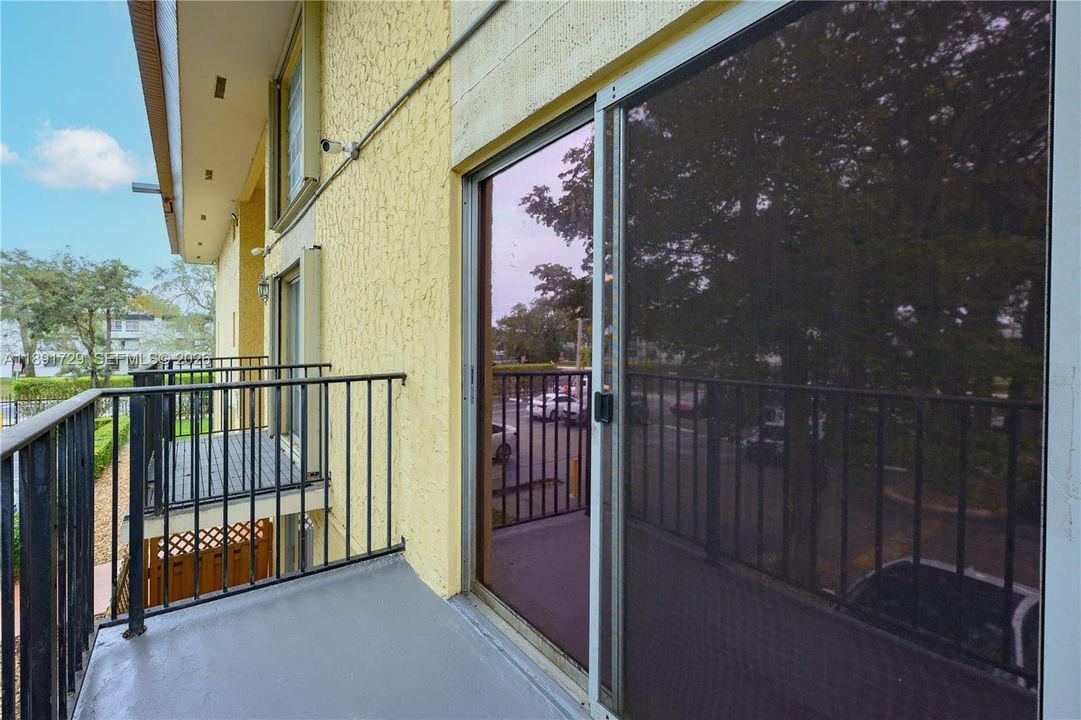 合同活跃: $210,000 (1 贝兹, 1 浴室, 801 平方英尺)