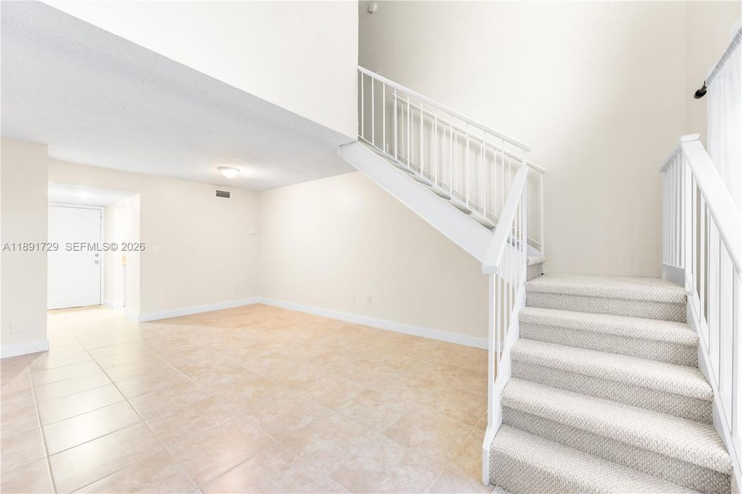 合同活跃: $210,000 (1 贝兹, 1 浴室, 801 平方英尺)