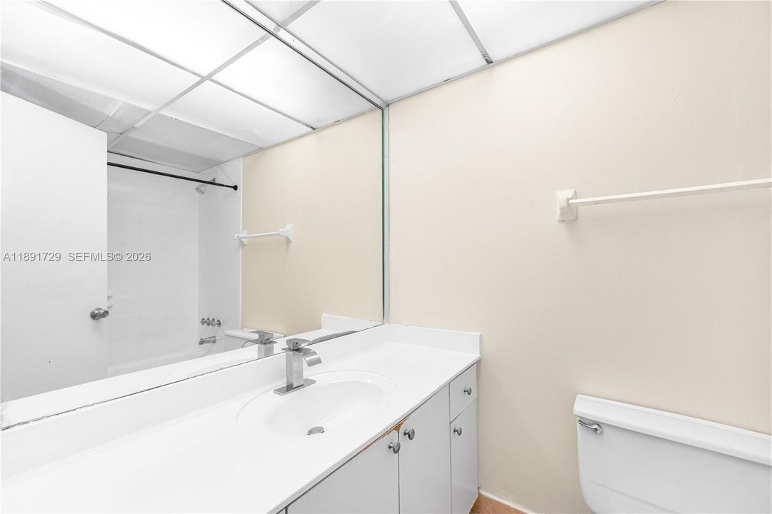 合同活跃: $210,000 (1 贝兹, 1 浴室, 801 平方英尺)