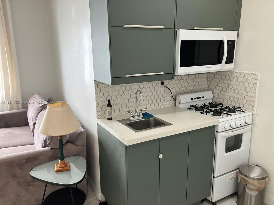 For Sale: $465,000 (1 beds, 1 baths, 410 Square Feet)