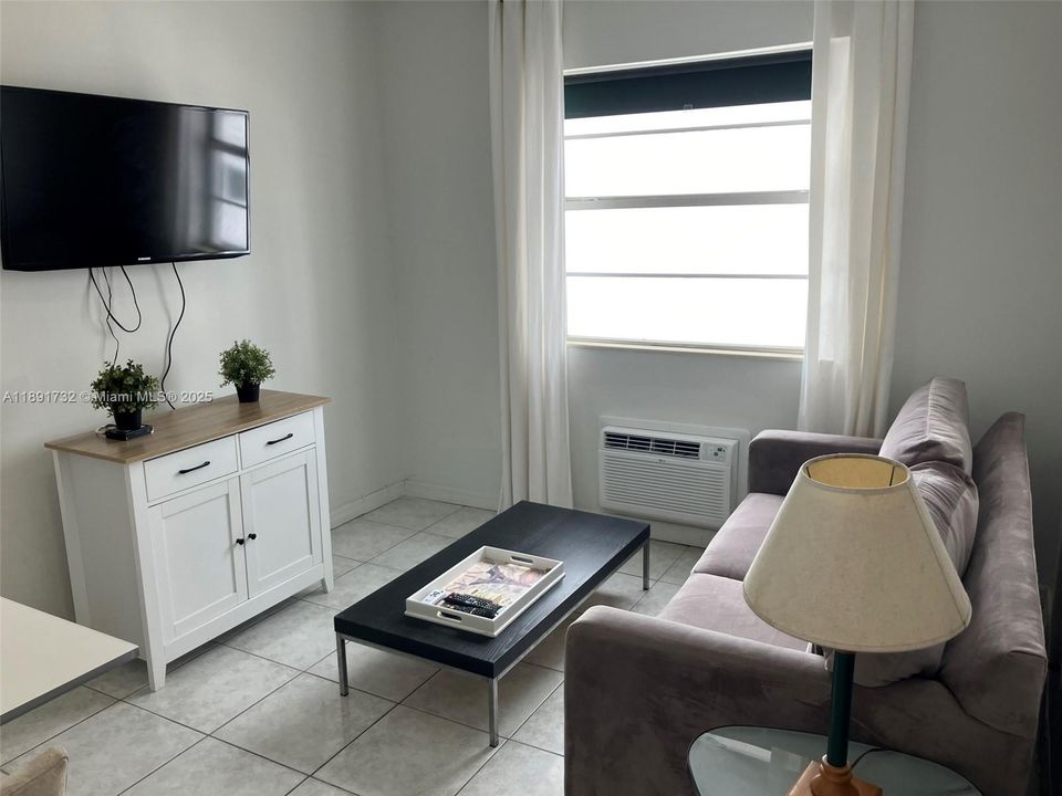 For Sale: $465,000 (1 beds, 1 baths, 410 Square Feet)