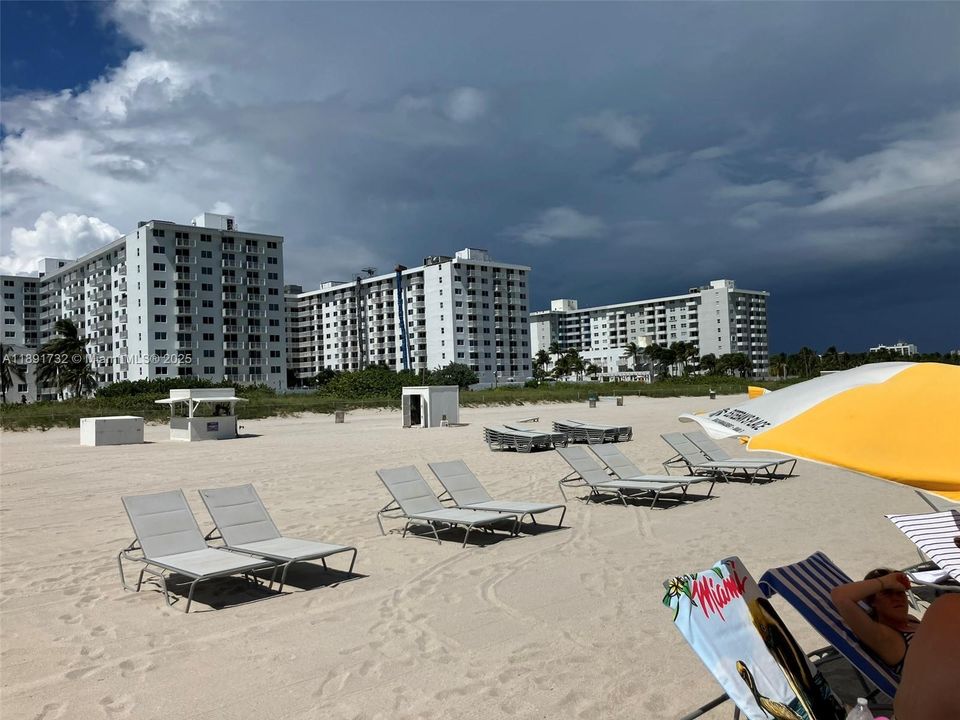 For Sale: $465,000 (1 beds, 1 baths, 410 Square Feet)