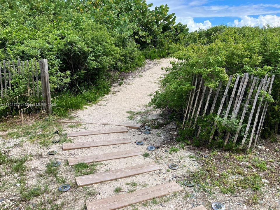 For Sale: $465,000 (1 beds, 1 baths, 410 Square Feet)