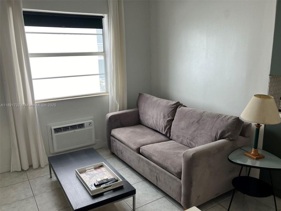 For Sale: $465,000 (1 beds, 1 baths, 410 Square Feet)