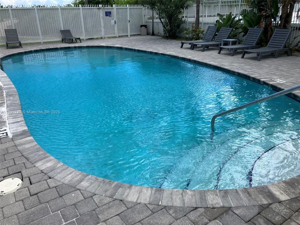 For Sale: $465,000 (1 beds, 1 baths, 410 Square Feet)