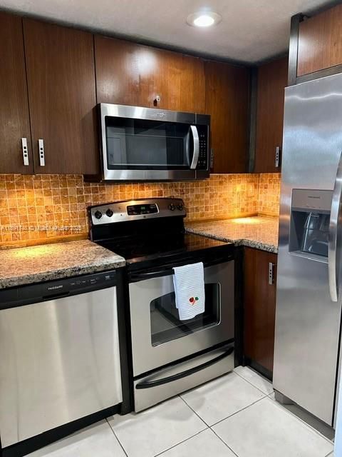 Недавно арендовано: $2,200 (2 спален, 2 ванн, 960 Квадратных фут)