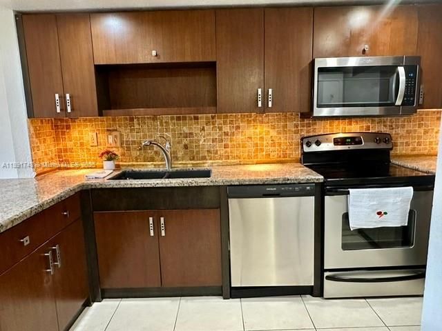 Недавно арендовано: $2,200 (2 спален, 2 ванн, 960 Квадратных фут)