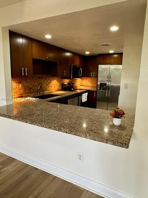 Недавно арендовано: $2,200 (2 спален, 2 ванн, 960 Квадратных фут)