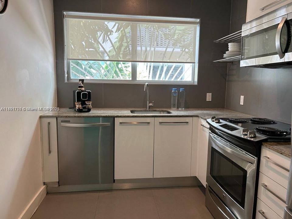 For Sale: $438,000 (2 beds, 1 baths, 809 Square Feet)