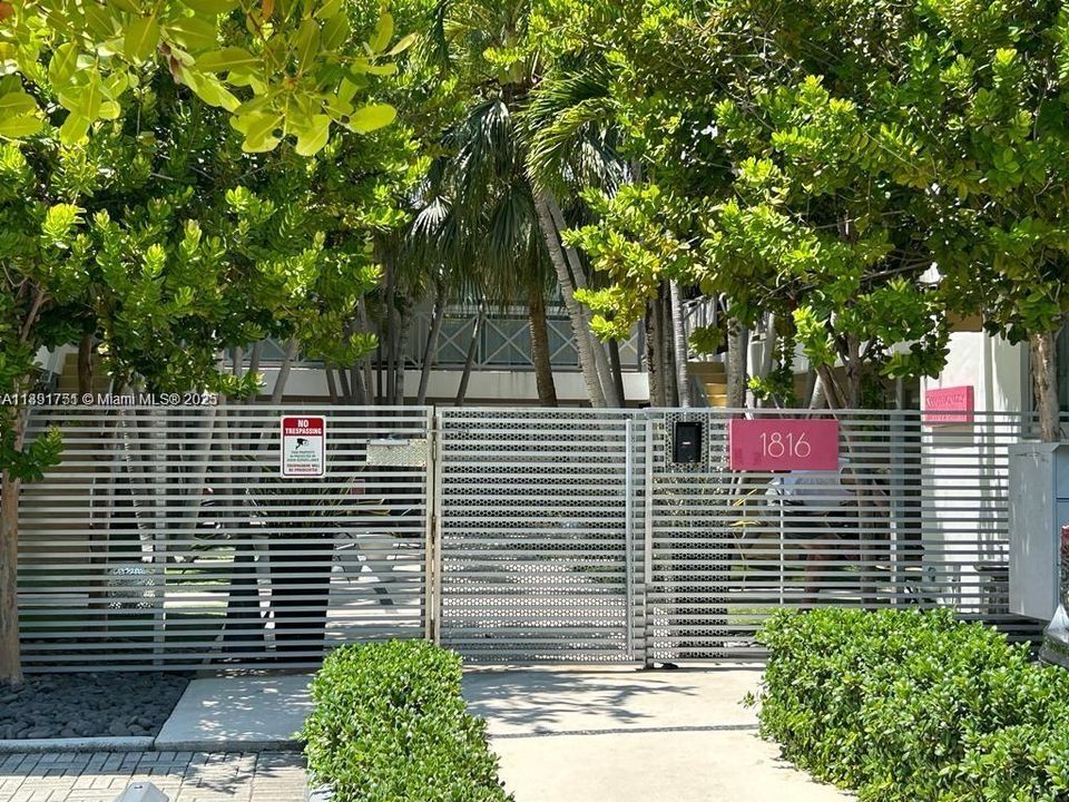 For Sale: $438,000 (2 beds, 1 baths, 809 Square Feet)