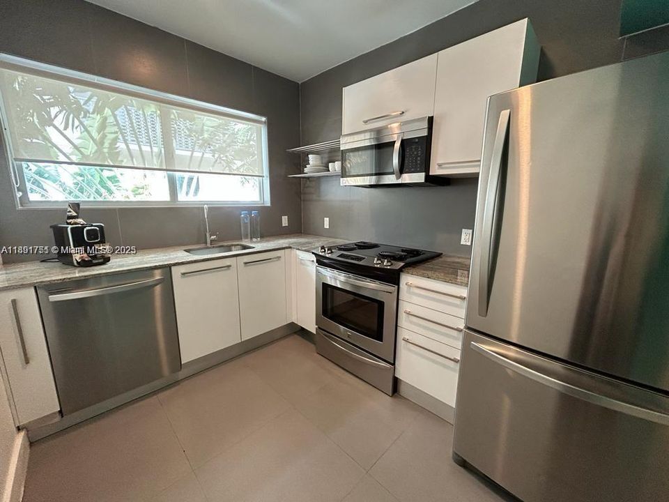 For Sale: $438,000 (2 beds, 1 baths, 809 Square Feet)