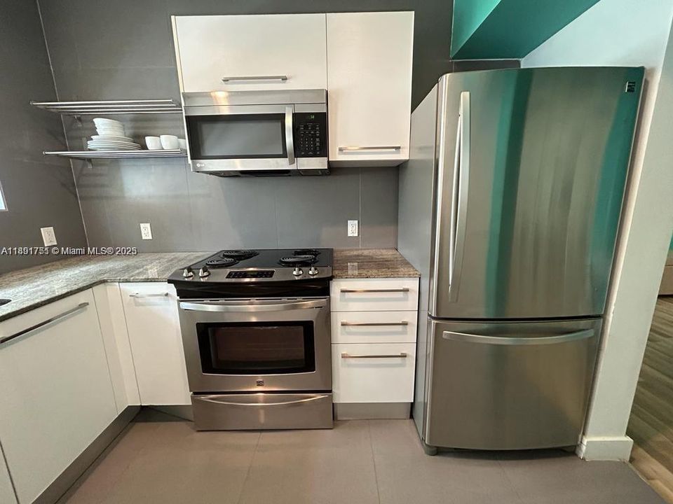 For Sale: $438,000 (2 beds, 1 baths, 809 Square Feet)