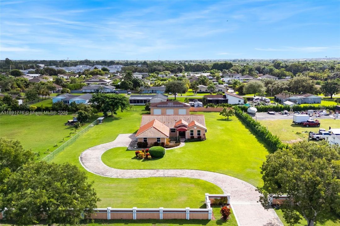 Vendido Recientemente: $897,000 (4 camas, 3 baños, 2299 Pies cuadrados)