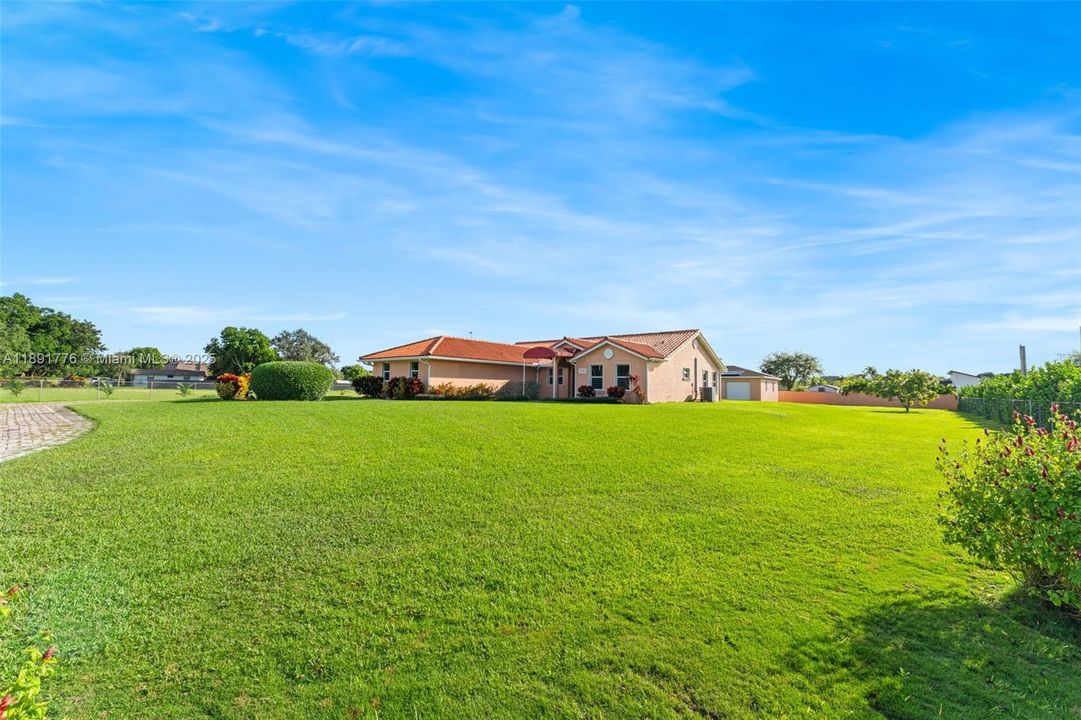 Vendido Recientemente: $897,000 (4 camas, 3 baños, 2299 Pies cuadrados)