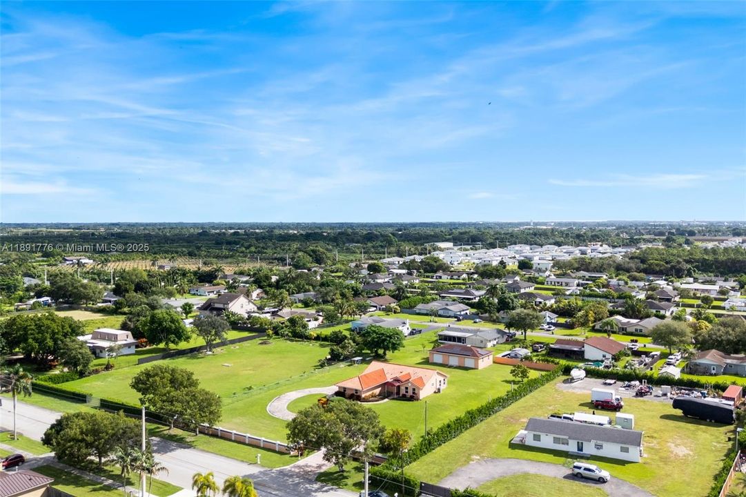 Vendido Recientemente: $897,000 (4 camas, 3 baños, 2299 Pies cuadrados)