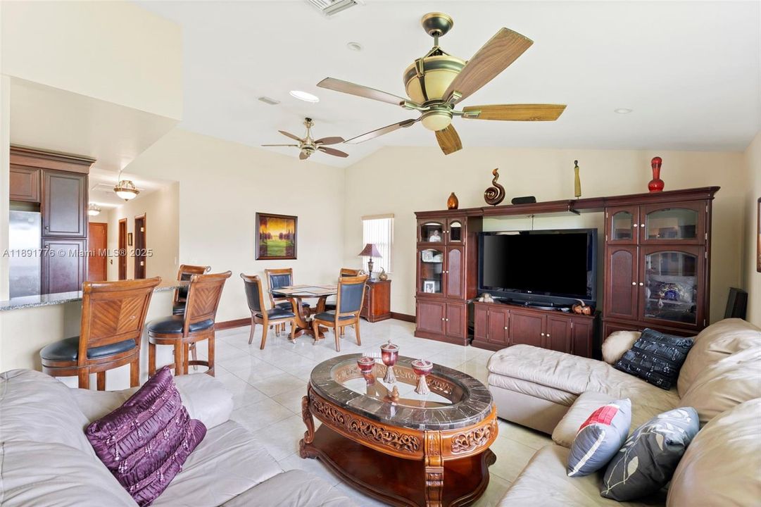 Vendido Recientemente: $897,000 (4 camas, 3 baños, 2299 Pies cuadrados)