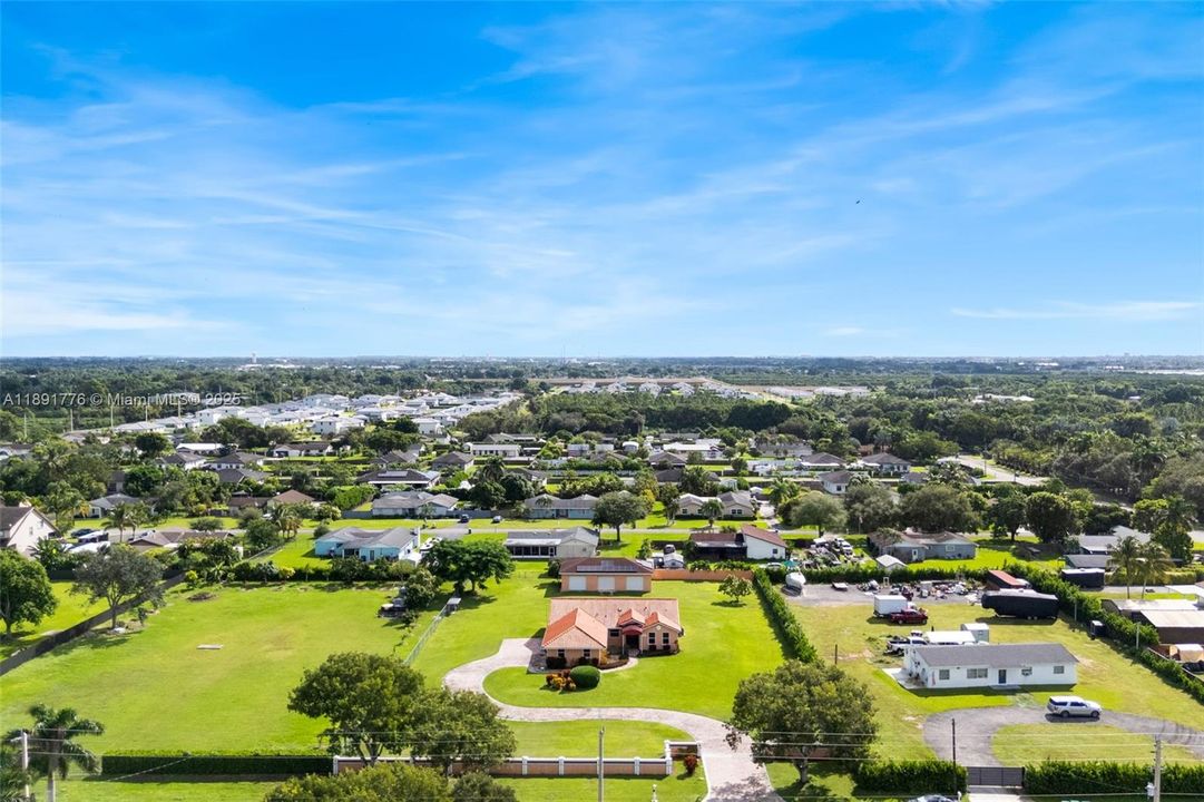 Vendido Recientemente: $897,000 (4 camas, 3 baños, 2299 Pies cuadrados)