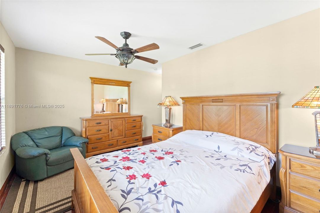 Vendido Recientemente: $897,000 (4 camas, 3 baños, 2299 Pies cuadrados)