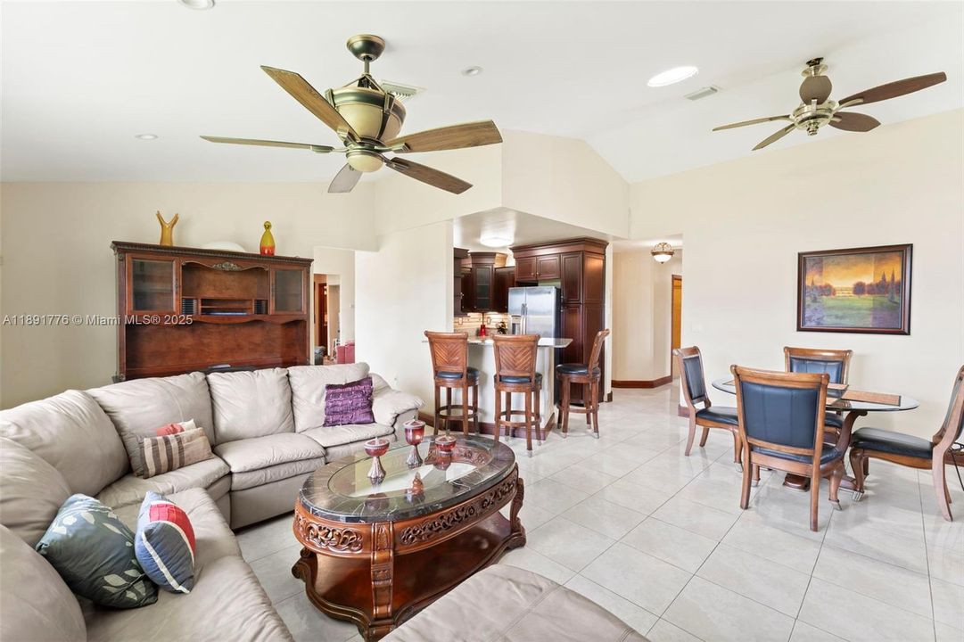 Vendido Recientemente: $897,000 (4 camas, 3 baños, 2299 Pies cuadrados)