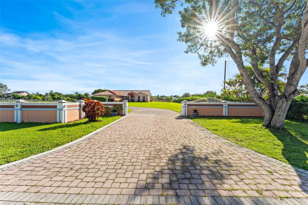 Vendido Recientemente: $897,000 (4 camas, 3 baños, 2299 Pies cuadrados)