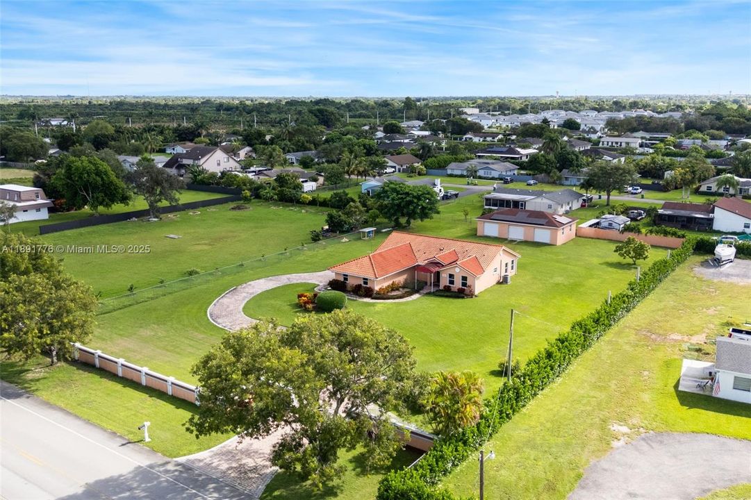 Vendido Recientemente: $897,000 (4 camas, 3 baños, 2299 Pies cuadrados)