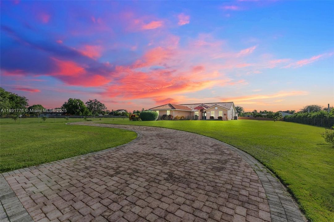 Vendido Recientemente: $897,000 (4 camas, 3 baños, 2299 Pies cuadrados)