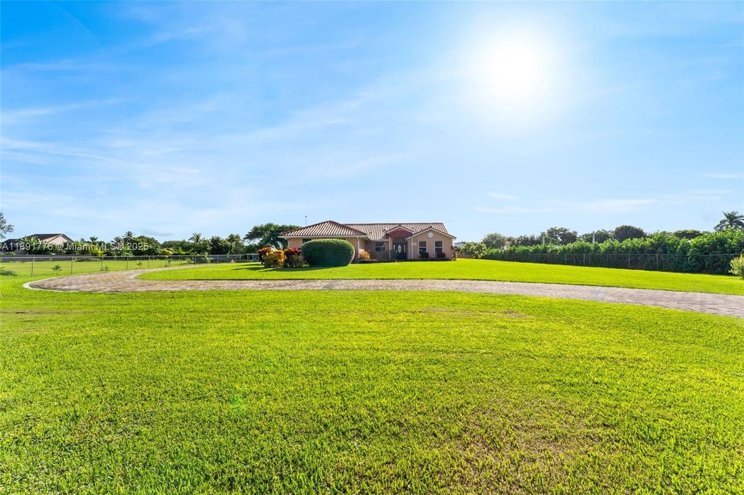 Vendido Recientemente: $897,000 (4 camas, 3 baños, 2299 Pies cuadrados)