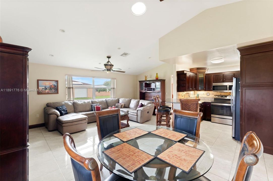 Vendido Recientemente: $897,000 (4 camas, 3 baños, 2299 Pies cuadrados)