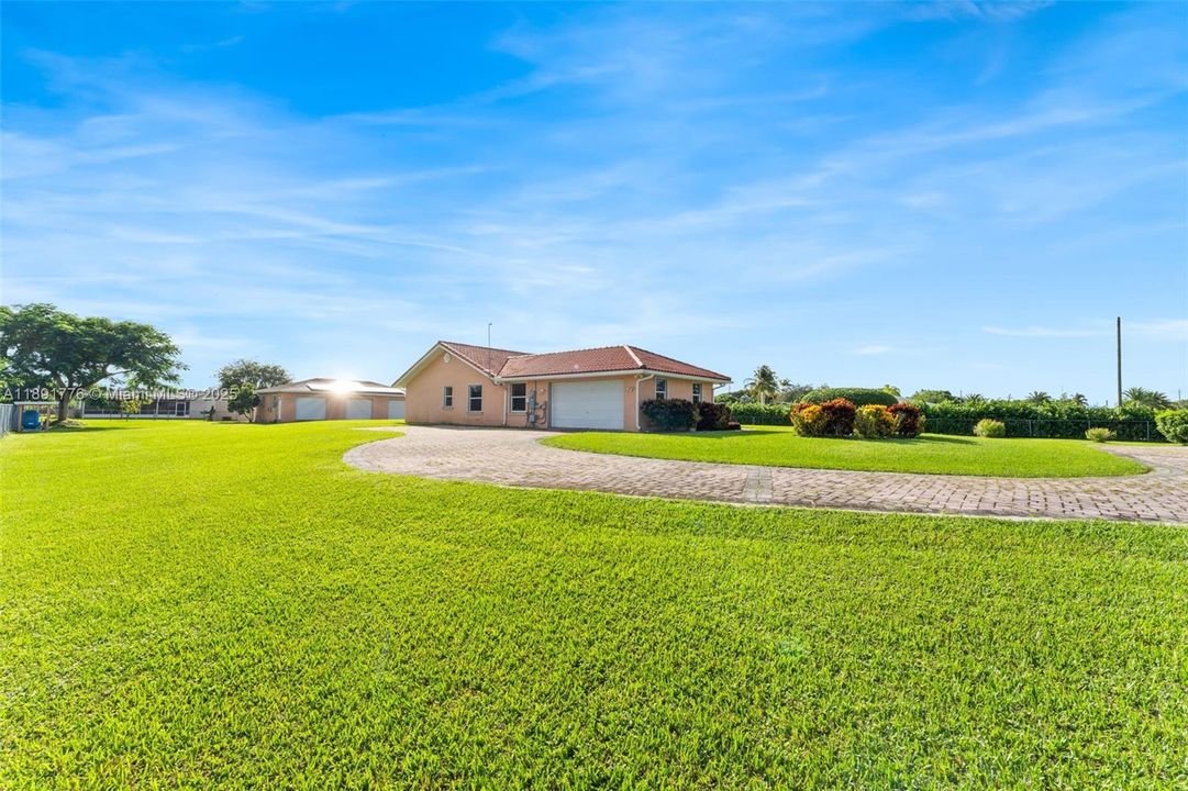 Vendido Recientemente: $897,000 (4 camas, 3 baños, 2299 Pies cuadrados)