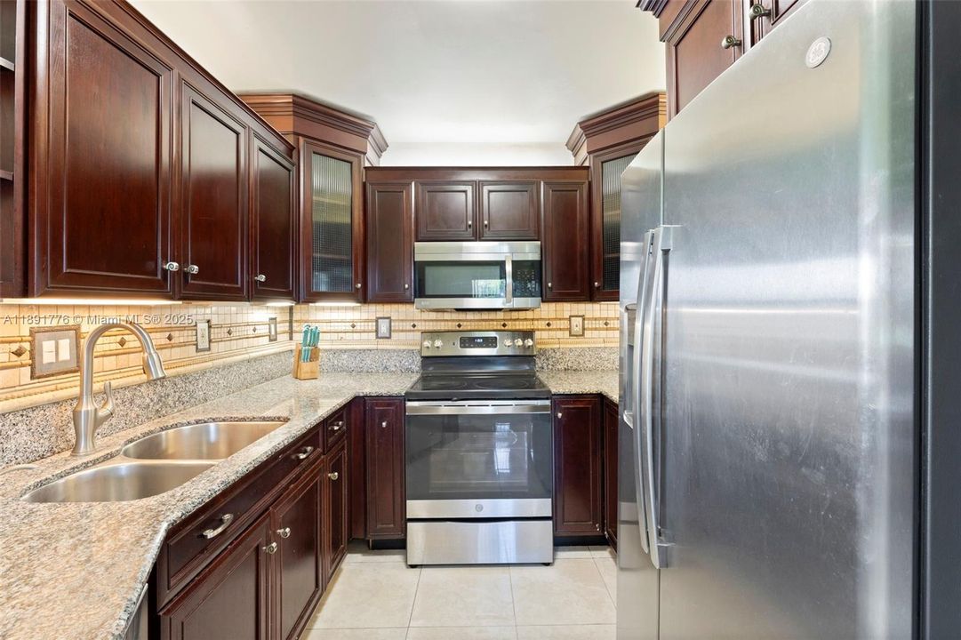 Vendido Recientemente: $897,000 (4 camas, 3 baños, 2299 Pies cuadrados)