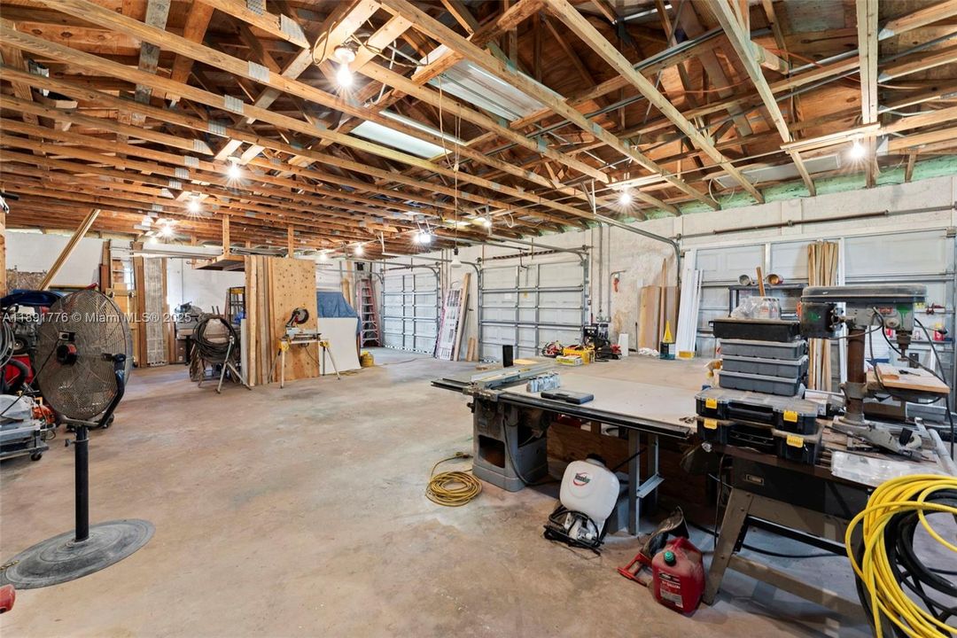 Vendido Recientemente: $897,000 (4 camas, 3 baños, 2299 Pies cuadrados)