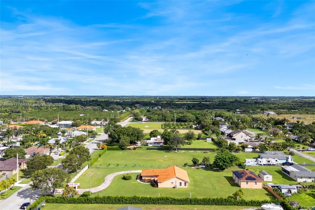 Vendido Recientemente: $897,000 (4 camas, 3 baños, 2299 Pies cuadrados)