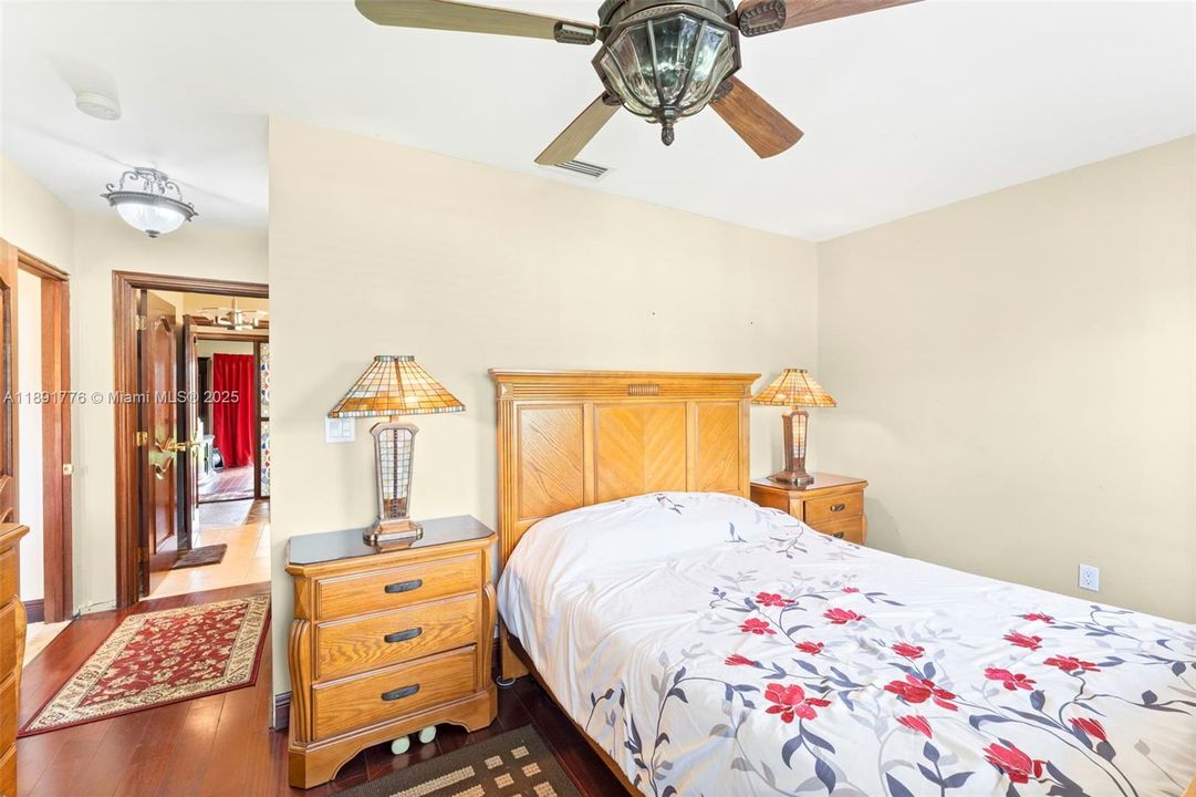 Vendido Recientemente: $897,000 (4 camas, 3 baños, 2299 Pies cuadrados)