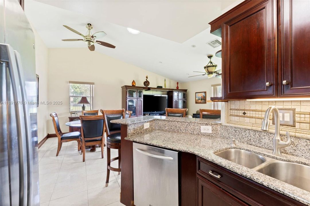 Vendido Recientemente: $897,000 (4 camas, 3 baños, 2299 Pies cuadrados)