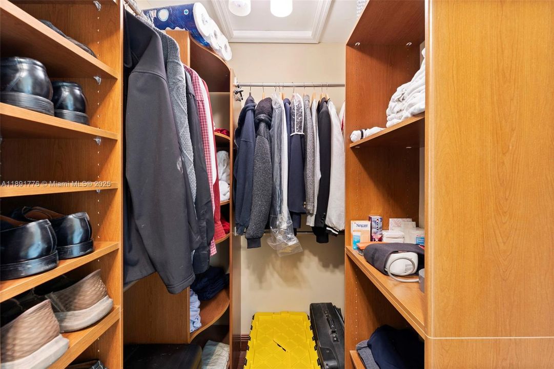 Vendido Recientemente: $897,000 (4 camas, 3 baños, 2299 Pies cuadrados)