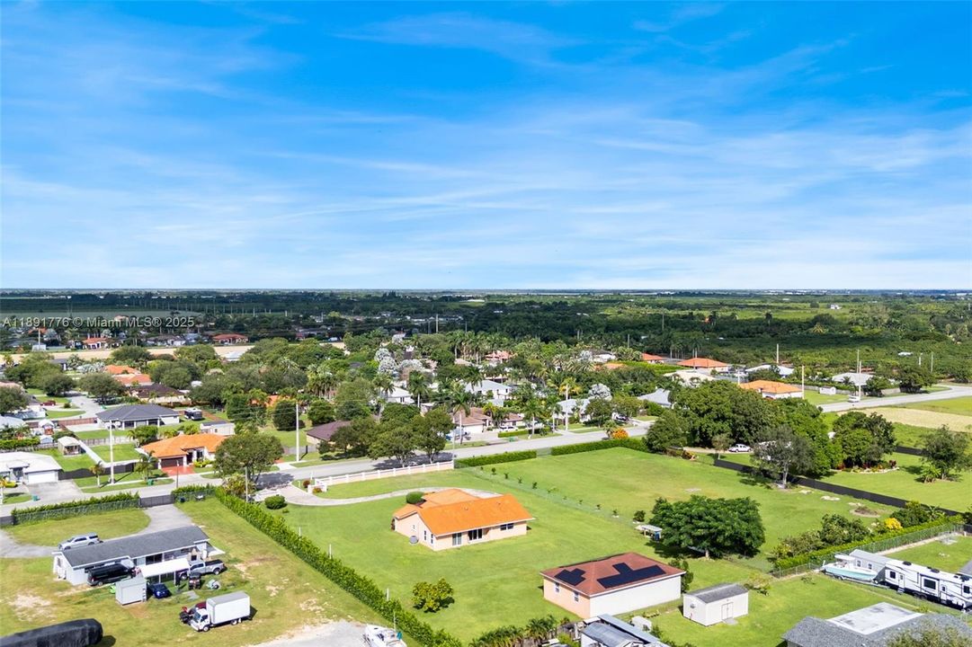 Vendido Recientemente: $897,000 (4 camas, 3 baños, 2299 Pies cuadrados)