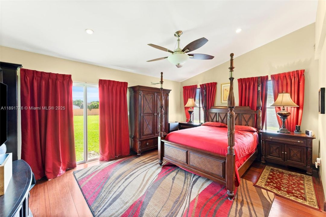 Vendido Recientemente: $897,000 (4 camas, 3 baños, 2299 Pies cuadrados)