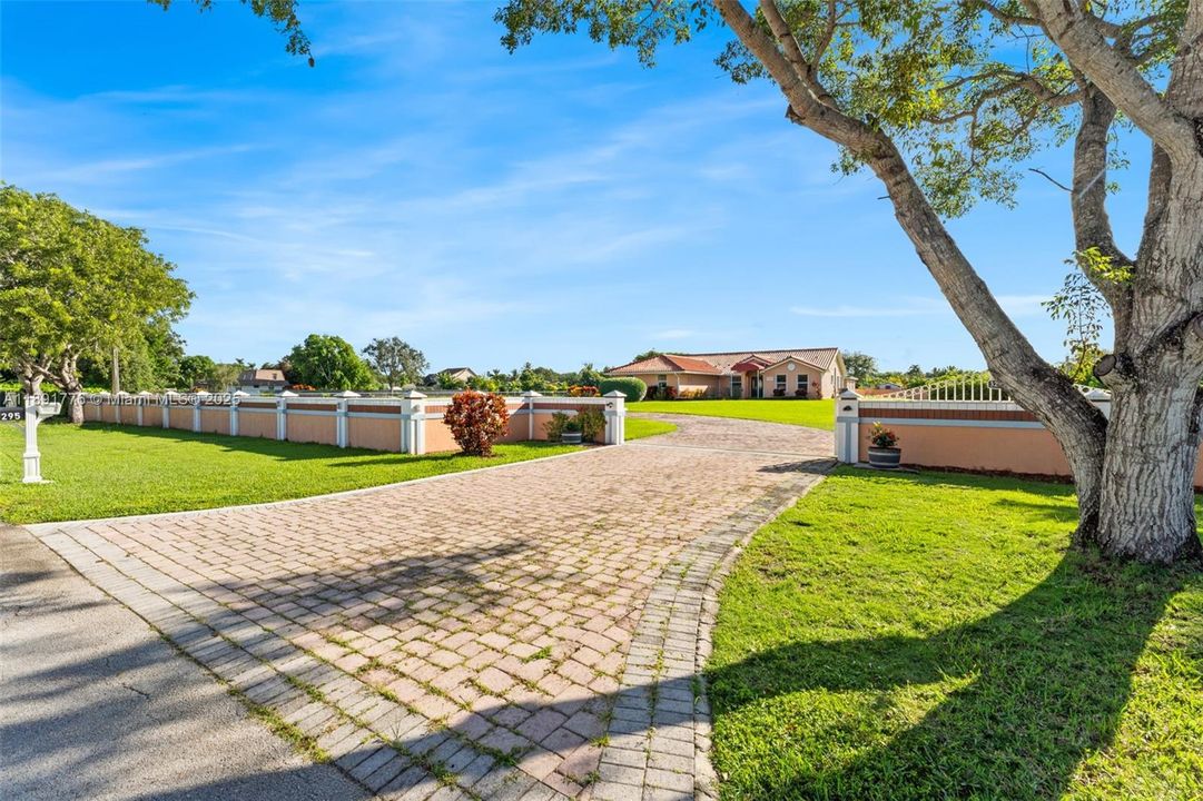 Vendido Recientemente: $897,000 (4 camas, 3 baños, 2299 Pies cuadrados)