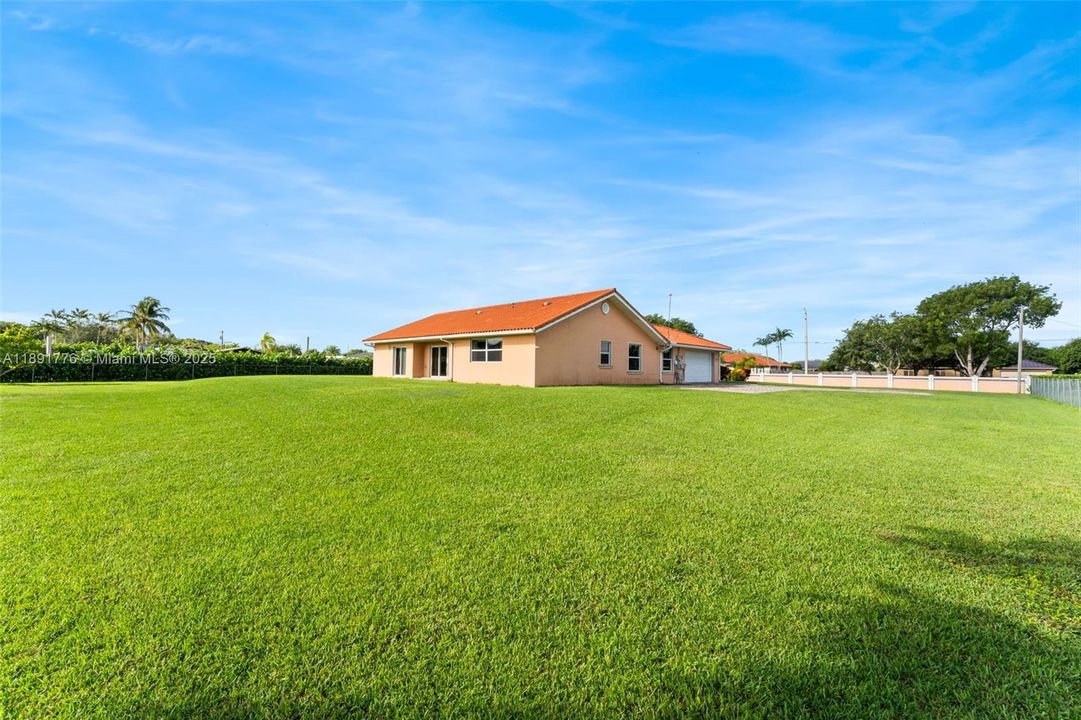 Vendido Recientemente: $897,000 (4 camas, 3 baños, 2299 Pies cuadrados)