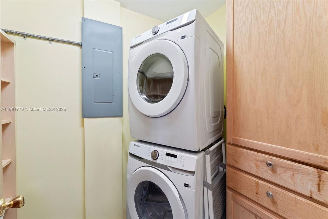 Vendido Recientemente: $897,000 (4 camas, 3 baños, 2299 Pies cuadrados)