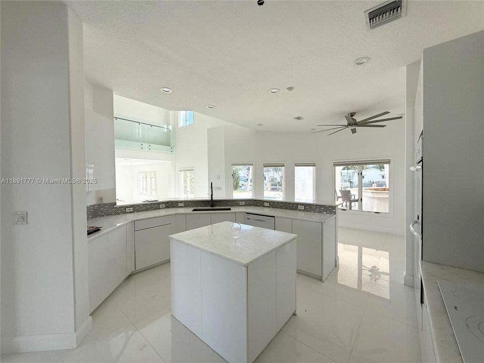 На продажу: $2,899,000 (4 спален, 4 ванн, 3516 Квадратных фут)