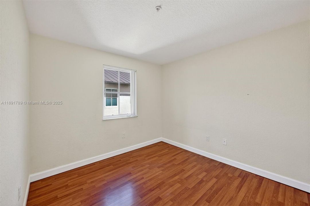 合同活跃: $390,000 (3 贝兹, 2 浴室, 1445 平方英尺)