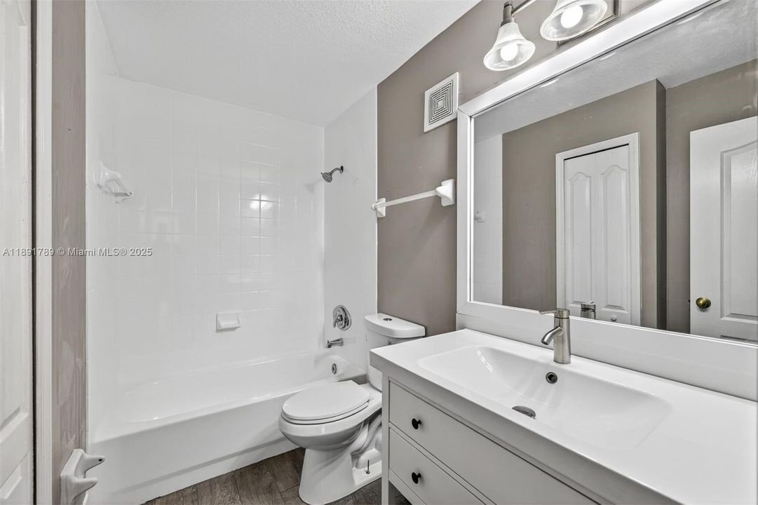 合同活跃: $390,000 (3 贝兹, 2 浴室, 1445 平方英尺)